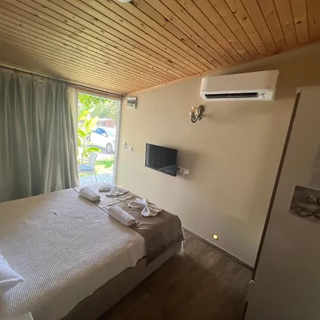 Mavi Yengec And Orhaniye