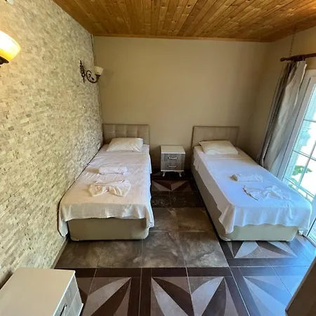 Mavi Yengec And Orhaniye