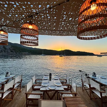 Mavi Yengec And Szálloda 4*